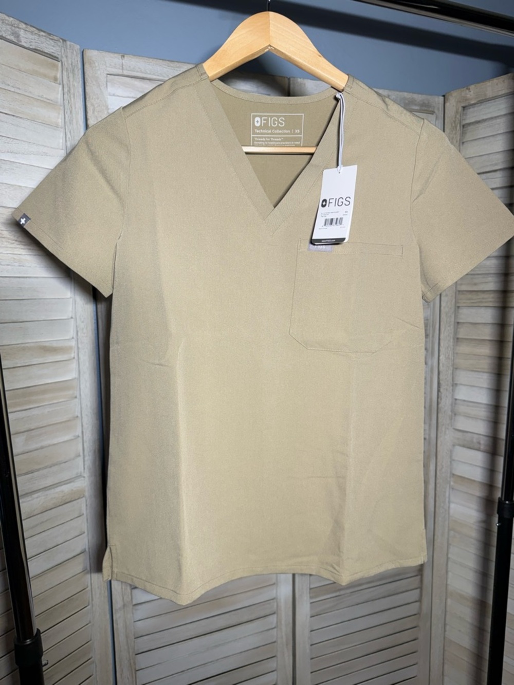 Nwt Figs Casma Three-Pocket Scrub Top Sand Xs | Technical Collection